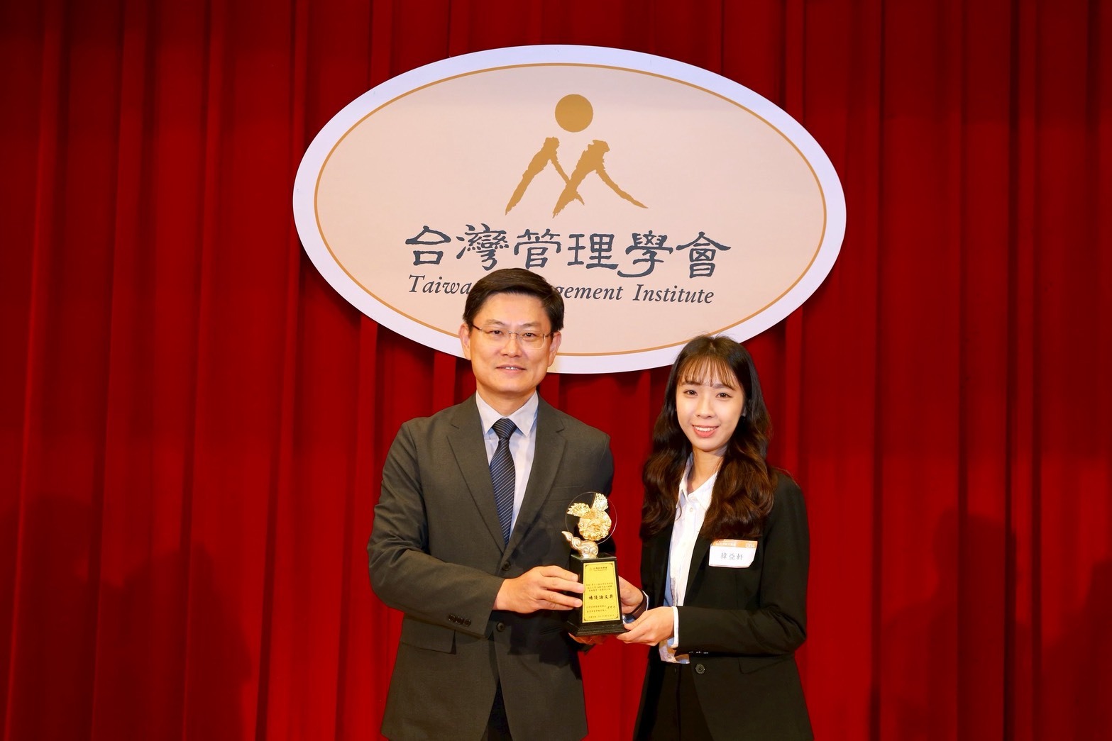 中山資管系碩士生韓亞軒，以研究虛擬網紅為題，榮獲台灣管理學會「第十八屆崇越論文大賞：AI論文競賽」碩士組特優獎，照片為參加8月舉辦的頒獎典禮。