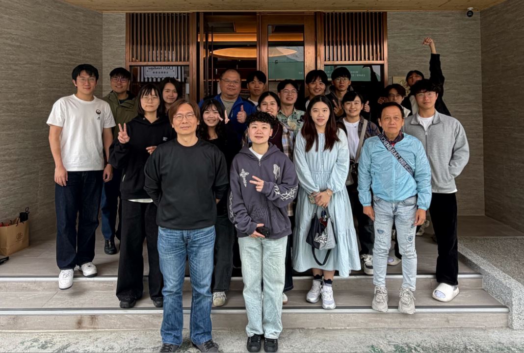 康藝晃老師與研究團隊長期協助多個單位導入Agentic AI，指出成功關鍵在於將AI agent視為組織成員，賦予明確角色、權限與治理機制，才能真正發揮效益並降低導入風險。