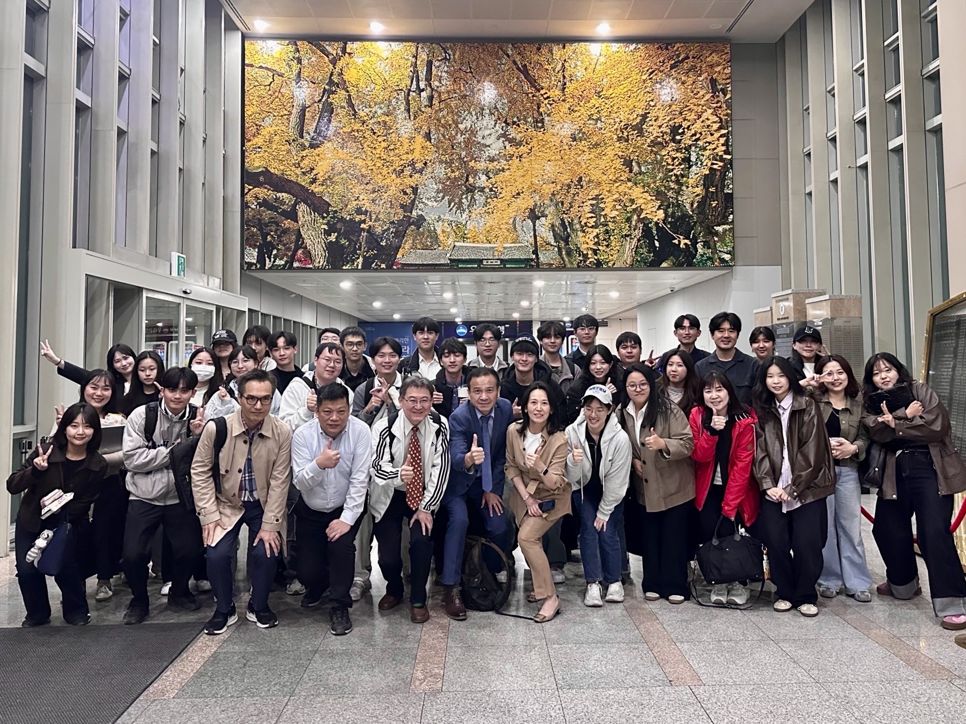 中山資管師生赴成均館大學展開學術交流，由韓國學者深入解析三星集團管理制度轉型、擴增實境與人機協作等前瞻議題，兩校學生亦透過全英文聯合研討會，就科技應用與企業管理展開跨國交流與深度討論。